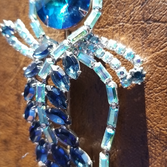 Vintage Crystal Comet Brooch in Blue Rhinestone - Picture 4 of 6